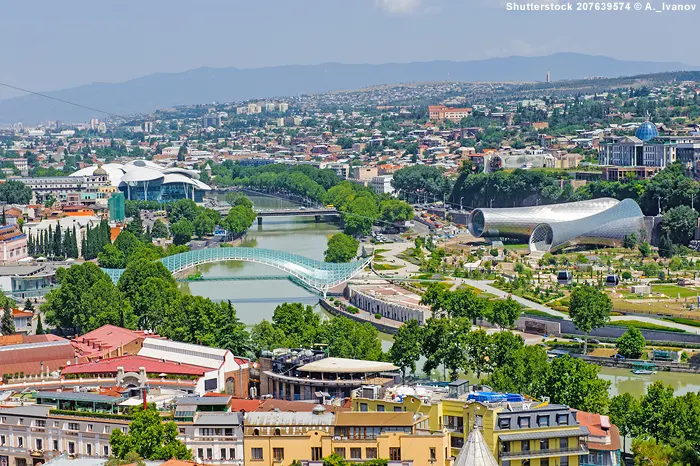 Georgische Stadt Tiflis am Kura-Fluss