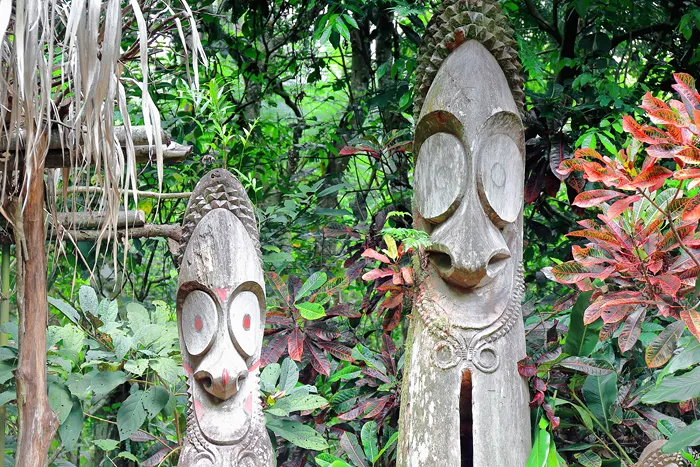 Holzpfähle mit Gesichtern auf Vanuatu - Tam tams-slit gongs