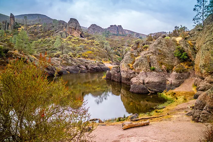 See im Pinnacles-Nationalpark Kalifornien