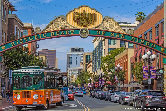 Belebte Straße in San Diego - Gaslamp Quarter