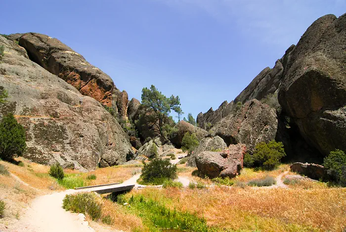 Wanderweg - Felsen im Pinnacles-Nationalpark