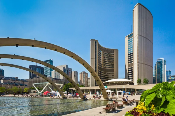 Nathan Phillips Square mit Wasserbecken und Fontainen