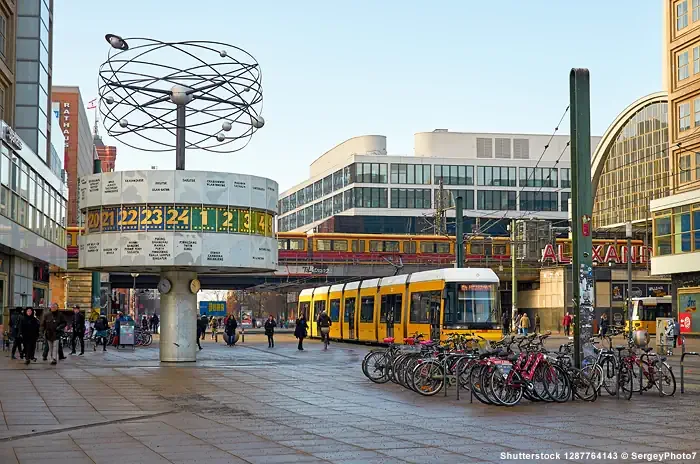 Belebter Alexanderplatz in Berlin-Mitte