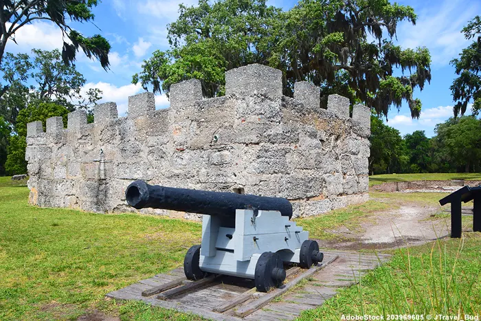 Britische Kanone - Fort Frederica Monument in Georgia 