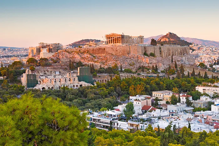 Blick auf den Hügel - Filopappou Hill - Akropolis in Athen 