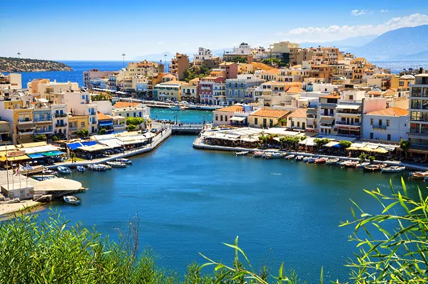 Bootshafen und Promenade von Agios Nikolaos auf Kreta