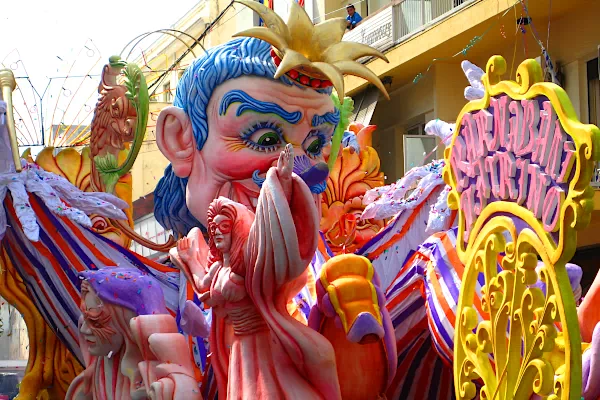 Karneval - Festzug mit Figuren - Patras