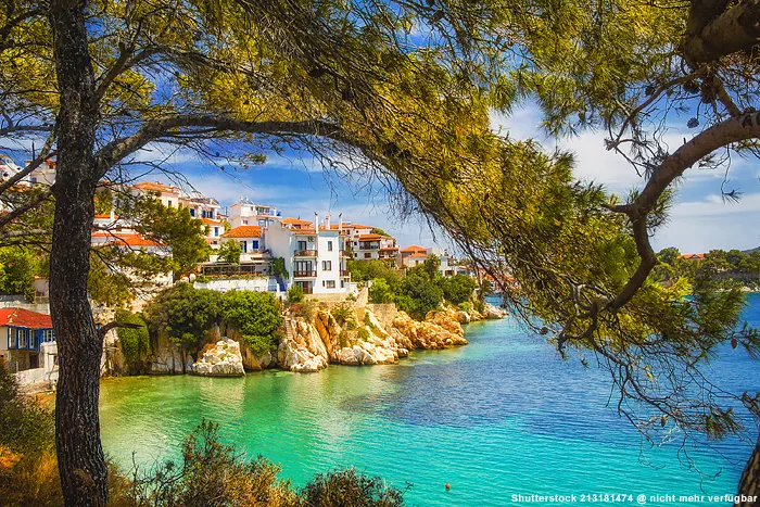 Meer und Häuser auf Skiathos - Thessalien Griechenland