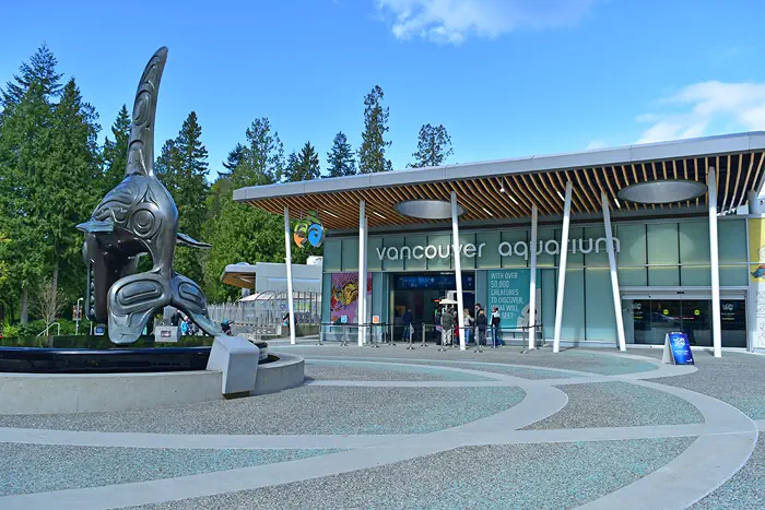 Eingangsbereich des Vancouver Aquariums mit Skulptur