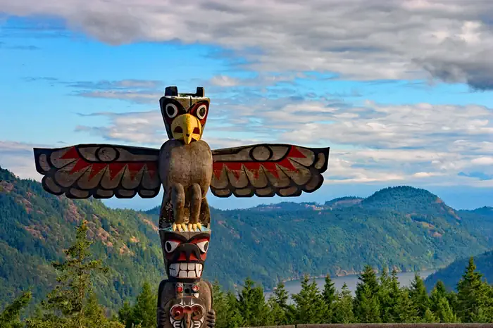 Totempfahl der First Nations auf Vancouver Island