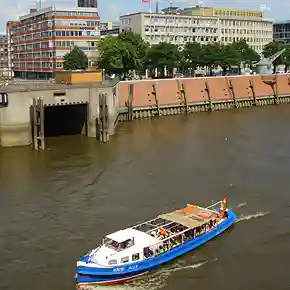 Schiff auf der Elbe - Hamburg