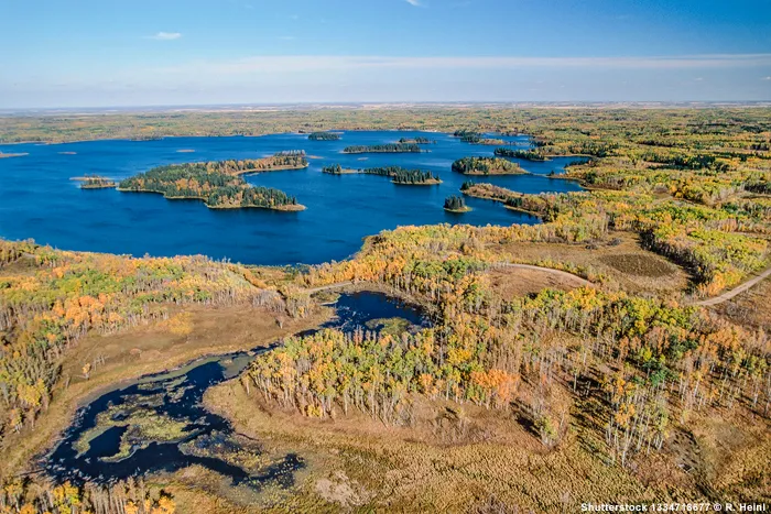 Seenlandschaft im Herbst - Elk-Island-Nationalpark