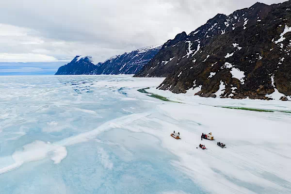 Küstenberge von Bylot Island  - Inuit auf dem Eis