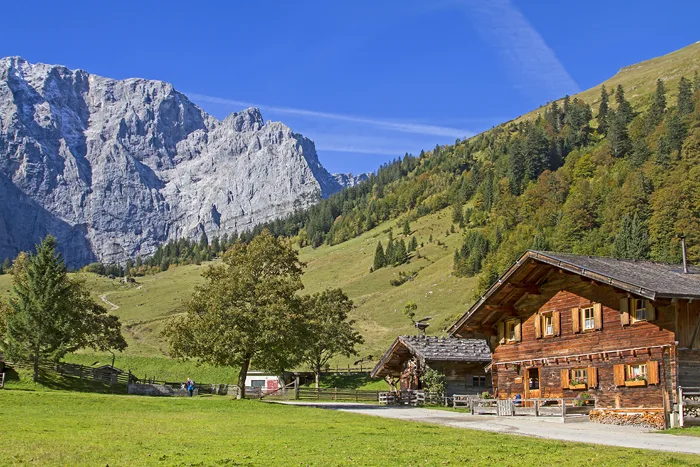 Hochalm mit Berghütte im Karwendel - Österreich