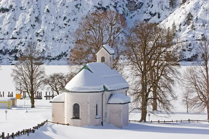 Kleine Kapelle im Winter am Achensee