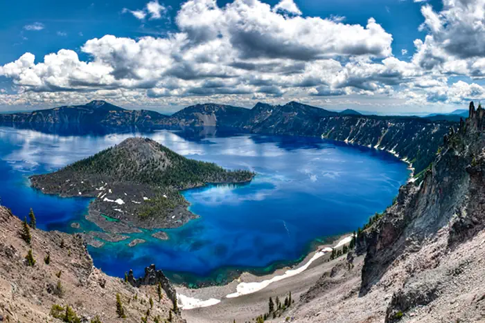 Crater Lake, von Bergen eingerahmt