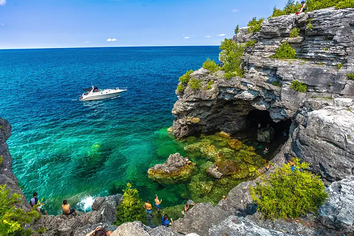 Boot vor Grotte - Bruce Peninsula - Lake Huron