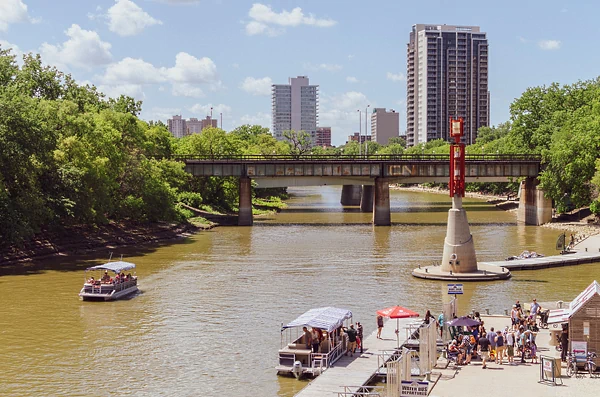 Ausflugsboote auf dem Assiniboine River in Winnipeg