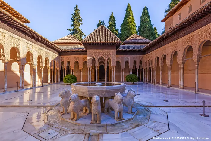 Alhambra Innenhof - Marmor und islamische Architektur