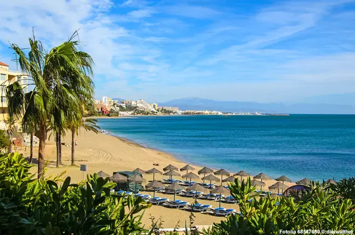 Sandstrand an der Küste von Analusien in Spanien