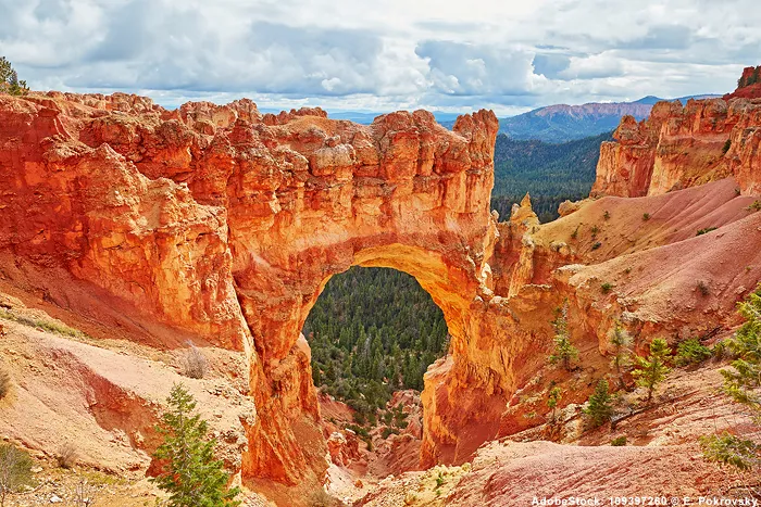 Natürliche Steinbrücke im Bryce-Canyon-Nationalpark in Utah