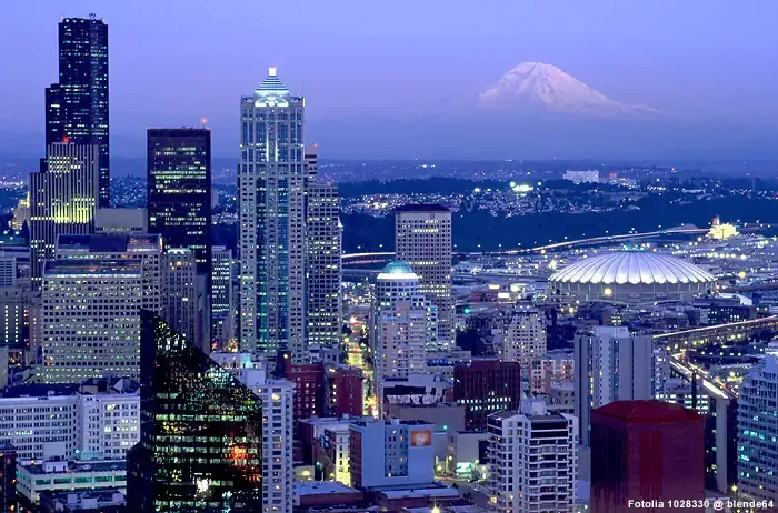 Panoramablick bei Nacht auf Downtown Seattle